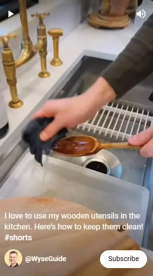 Cara jitu bersihkan spatula kayu © YouTube Cara jitu bersihkan spatula kayu © YouTube