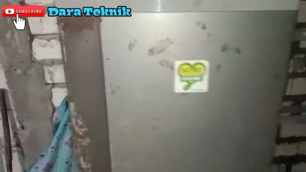 bapak mengubah pintu kulkas berkarat jadi estetik  © YouTube