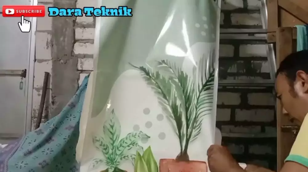 bapak mengubah pintu kulkas berkarat jadi estetik  © YouTube