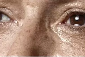 Nggak cuma air beras, begini cara hilangkan kerutan pada wajah hanya pakai 1 jenis minuman