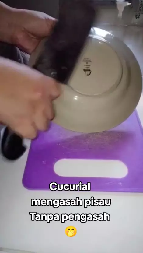 asah pisau pakai bagian bawah piring keramik © 2024 brilio.net asah pisau pakai bagian bawah piring keramik © 2024 brilio.net