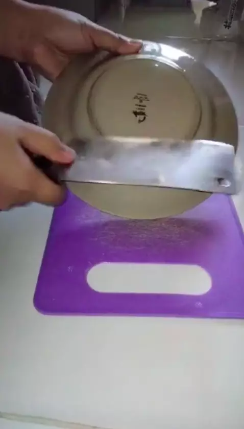 asah pisau pakai bagian bawah piring keramik © 2024 brilio.net asah pisau pakai bagian bawah piring keramik © 2024 brilio.net