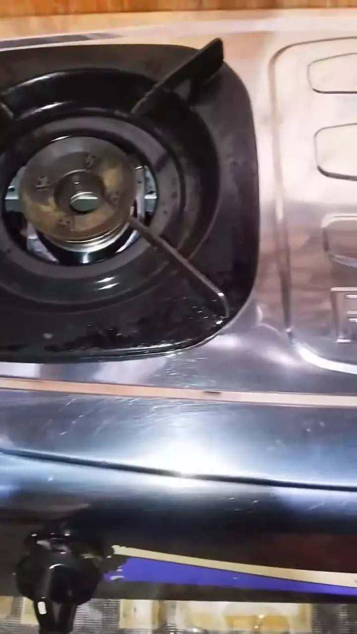 trik bersihkan tungku kompor berkerak dalam 10 menit © Facebook