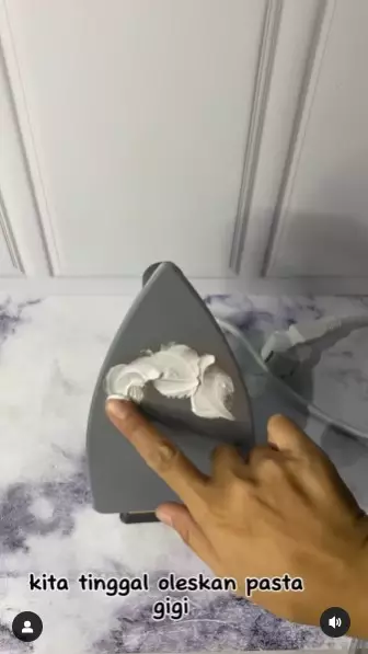 Cara hilangkan noda lengket di setrika pakai garam © Instagram