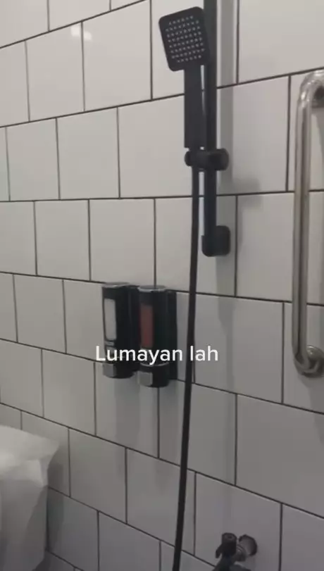 kamar mandi tua disulap jadi apik ramah lansia © 2023 brilio.net kamar mandi tua disulap jadi apik ramah lansia © 2023 brilio.net