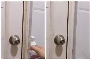 Cara membersihkan kerak pintu kamar mandi hanya pakai 2 bahan dapur, jadi lebih kinclong