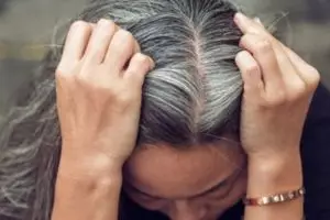 Bukan pakai jintan, begini cara kembalikan rambut uban jadi hitam dengan tambahan 2 bahan dapur