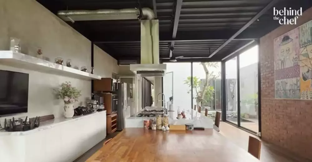 rumah Chef Juna bergaya industrial © YouTube rumah Chef Juna bergaya industrial © YouTube