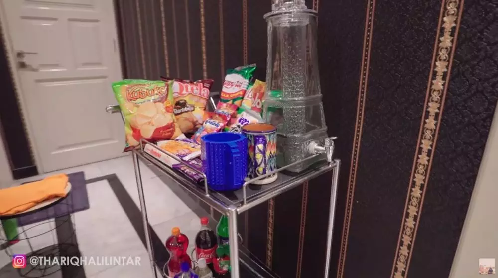 Kamar bujang Thariq Halilintar serasa di hotel © YouTube Kamar bujang Thariq Halilintar serasa di hotel © YouTube