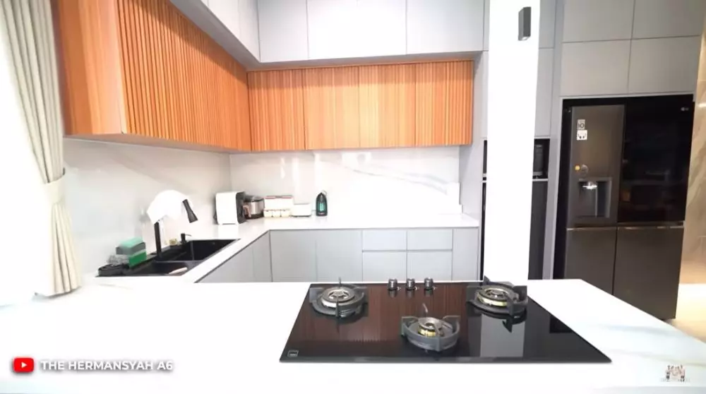 interior dapur Farida Nurhan mini bar © YouTube interior dapur Farida Nurhan mini bar © YouTube