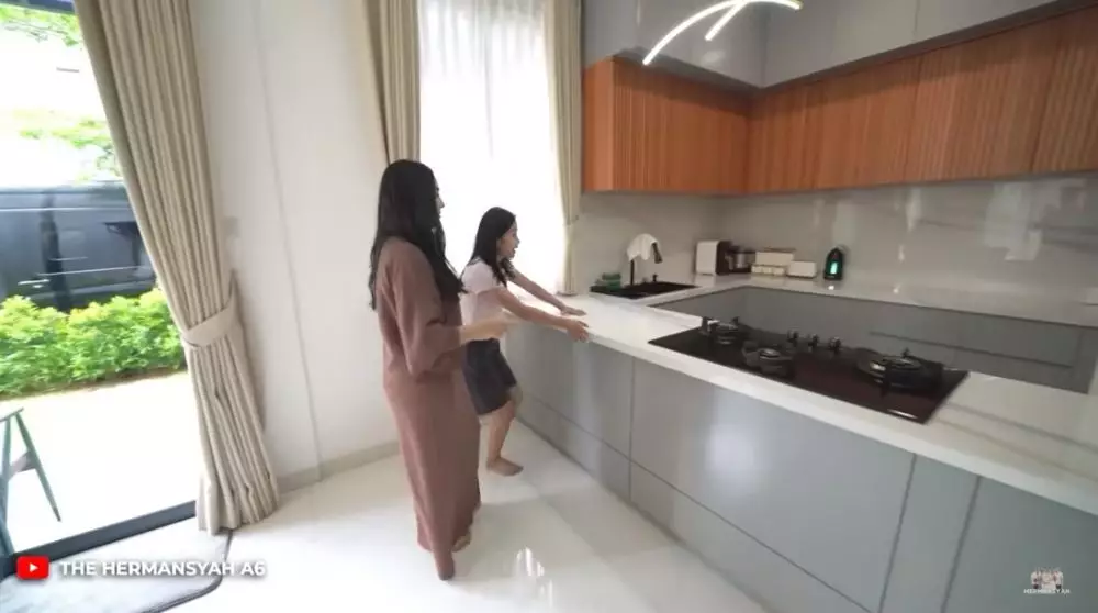 interior dapur Farida Nurhan mini bar © YouTube interior dapur Farida Nurhan mini bar © YouTube