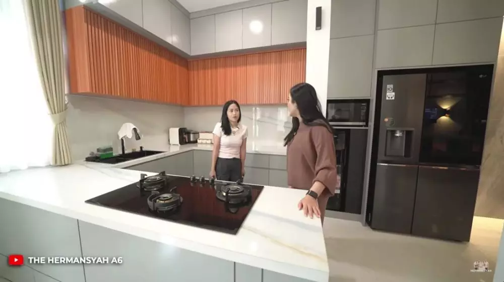 interior dapur Farida Nurhan mini bar © YouTube interior dapur Farida Nurhan mini bar © YouTube