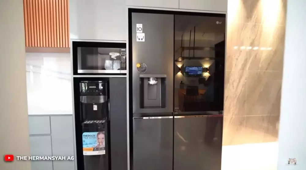 interior dapur Farida Nurhan mini bar © YouTube interior dapur Farida Nurhan mini bar © YouTube