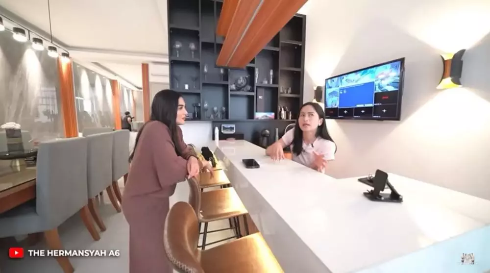 interior dapur Farida Nurhan mini bar © YouTube interior dapur Farida Nurhan mini bar © YouTube