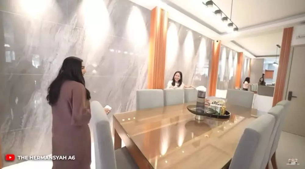 interior dapur Farida Nurhan mini bar © YouTube interior dapur Farida Nurhan mini bar © YouTube