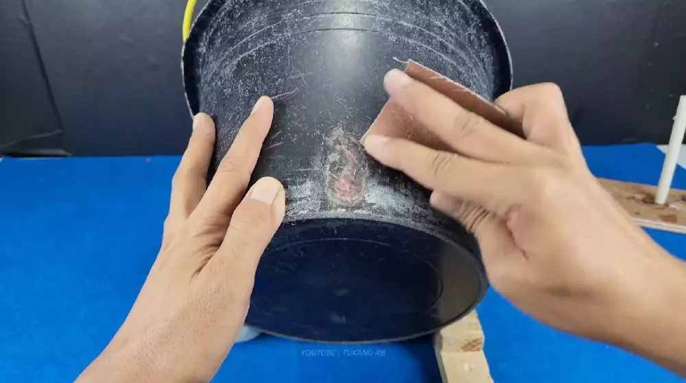 Trik unik bapak-bapak menambal ember bocor © YouTube