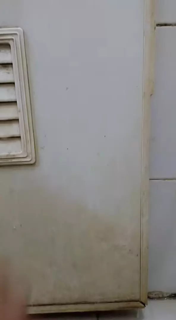 trik cepat usir noda kuning di pintu kamar mandi tambah 1 bahan dapur © berbagai sumber