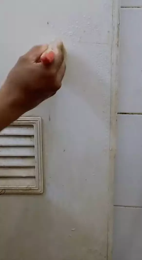 trik cepat usir noda kuning di pintu kamar mandi tambah 1 bahan dapur © berbagai sumber