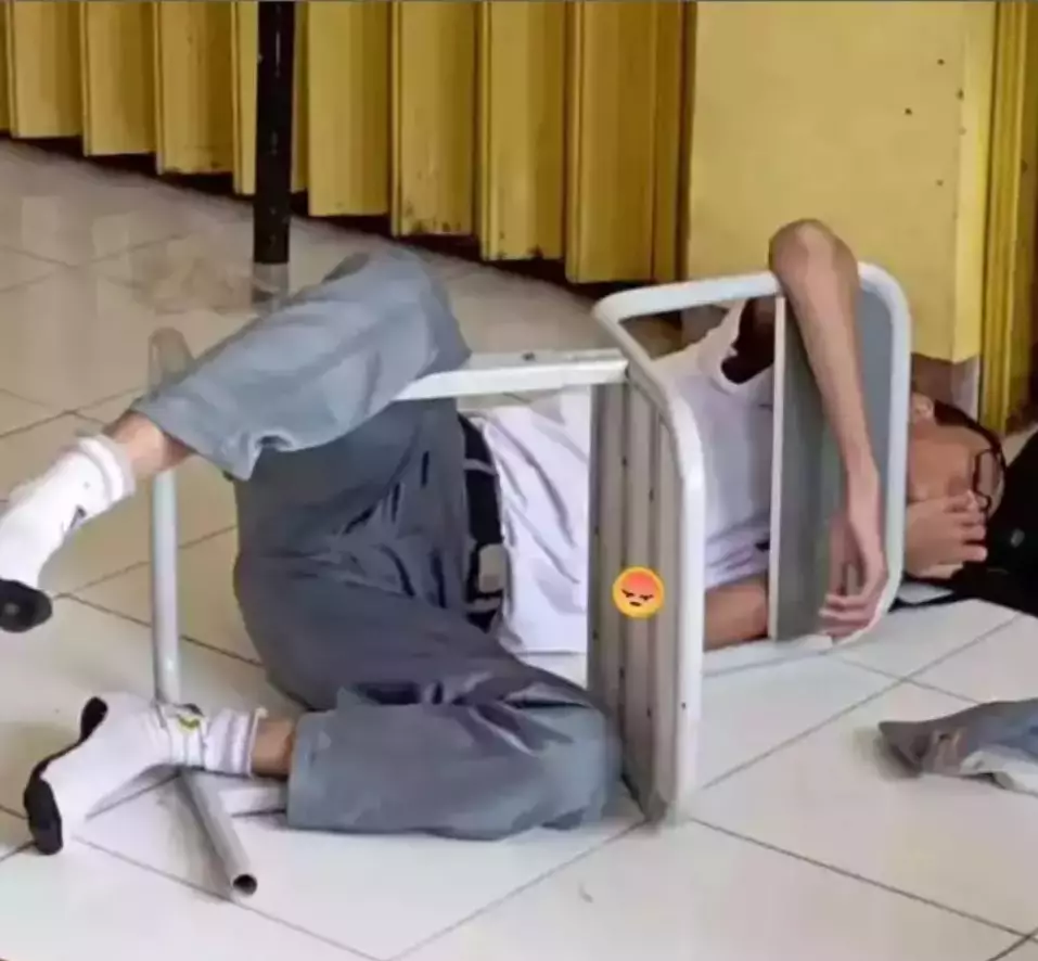 Potret murid kreatif gabut di kelas Berbagai sumber