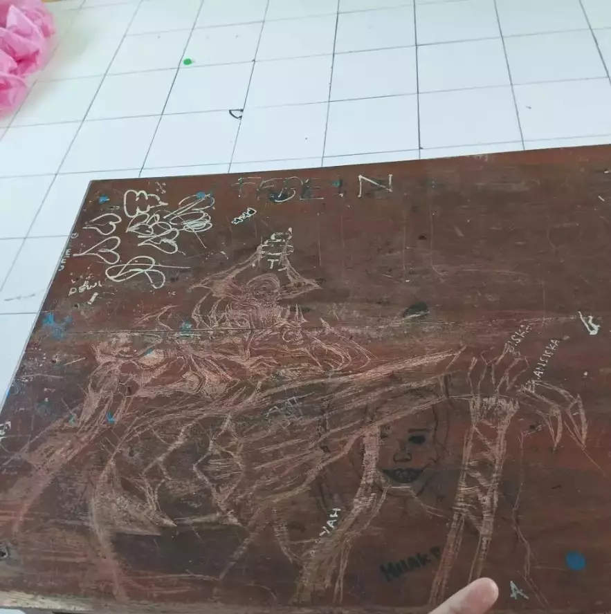 Potret murid kreatif gabut di kelas Berbagai sumber