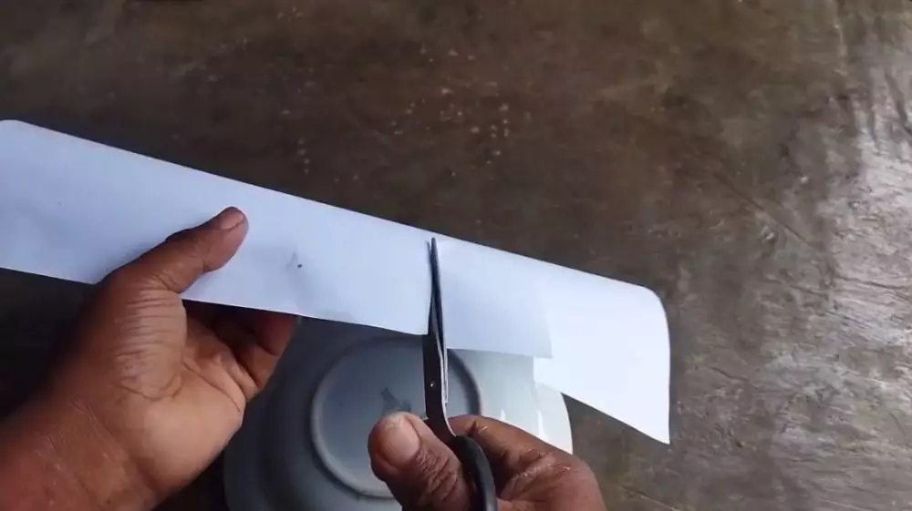 trik bapak menajamkan gunting tumpul © YouTube