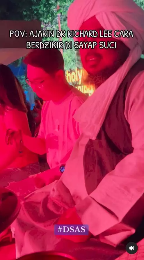 Momen Richard Lee belajar dzikir © Berbagai sumber Momen Richard Lee belajar dzikir © Berbagai sumber