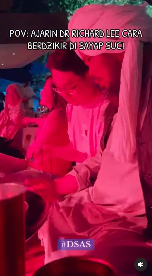 Momen Richard Lee belajar dzikir © Berbagai sumber Momen Richard Lee belajar dzikir © Berbagai sumber