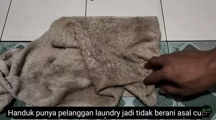 bersihkan handuk hitam pakai bahan dapur © 2025 YouTube