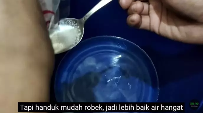 bersihkan handuk hitam pakai bahan dapur © 2025 YouTube