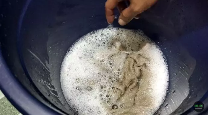 bersihkan handuk hitam pakai bahan dapur © 2025 YouTube