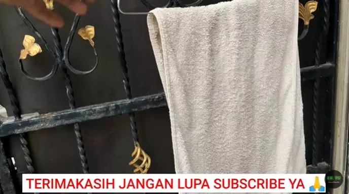 bersihkan handuk hitam pakai bahan dapur © 2025 YouTube