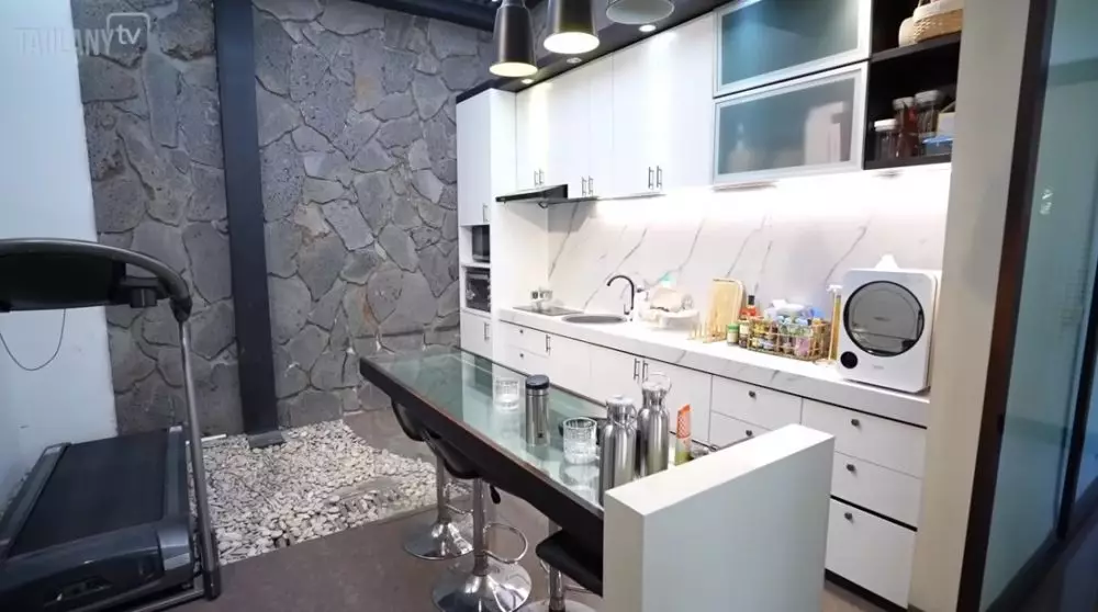 interior dapur kotor rumah Ello © YouTube interior dapur kotor rumah Ello © YouTube