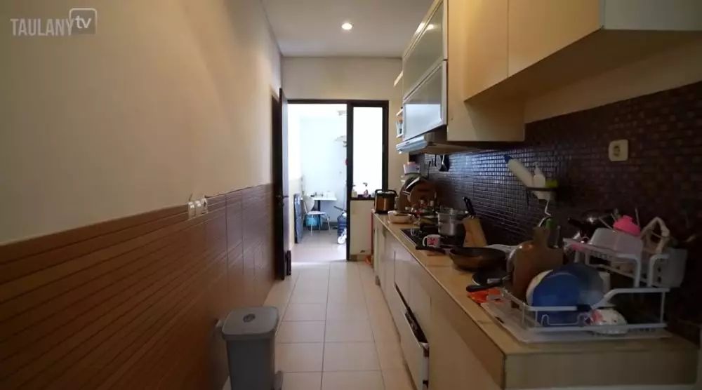 interior dapur kotor rumah Ello © YouTube interior dapur kotor rumah Ello © YouTube