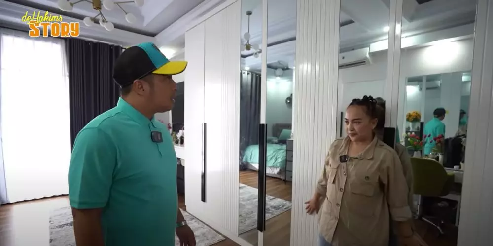 potret kamar tidur Mpok Alpa ini letak kamar mandinya dibuat tersembunyi © 2024 brilio.net potret kamar tidur Mpok Alpa ini letak kamar mandinya dibuat tersembunyi © 2024 brilio.net