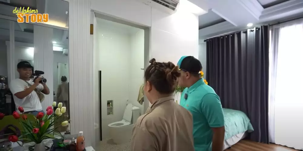 potret kamar tidur Mpok Alpa ini letak kamar mandinya dibuat tersembunyi © 2024 brilio.net potret kamar tidur Mpok Alpa ini letak kamar mandinya dibuat tersembunyi © 2024 brilio.net