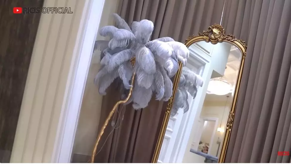 potret kamar melvina owner daviena © YouTube