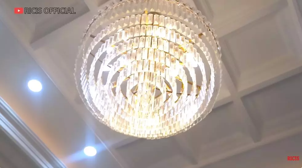 potret kamar melvina owner daviena © YouTube