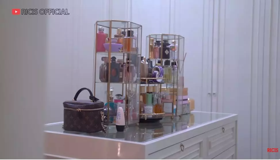 potret kamar melvina owner daviena © YouTube