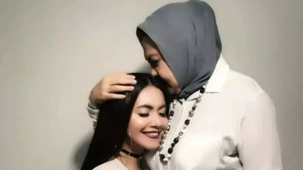 Melepas kepergian sang mama, Denada mengenang doa indah mendiang Emilia Contessa 
