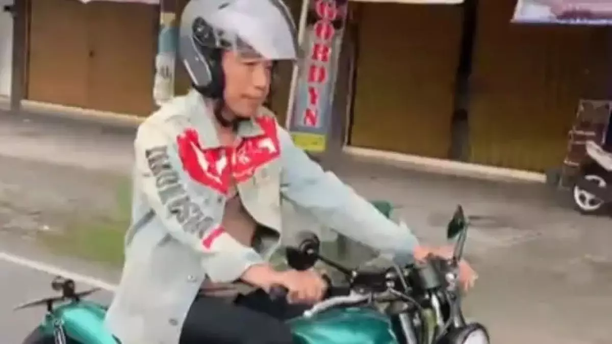 Momen Jokowi pakai jaket lokal Rp4 jutaan saat touring motor, tulisan di sepeda motor bikin salfok