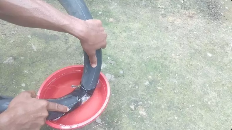 Trik bapak-bapak menambal ban bocor ini antimainstream © Berbagai sumber