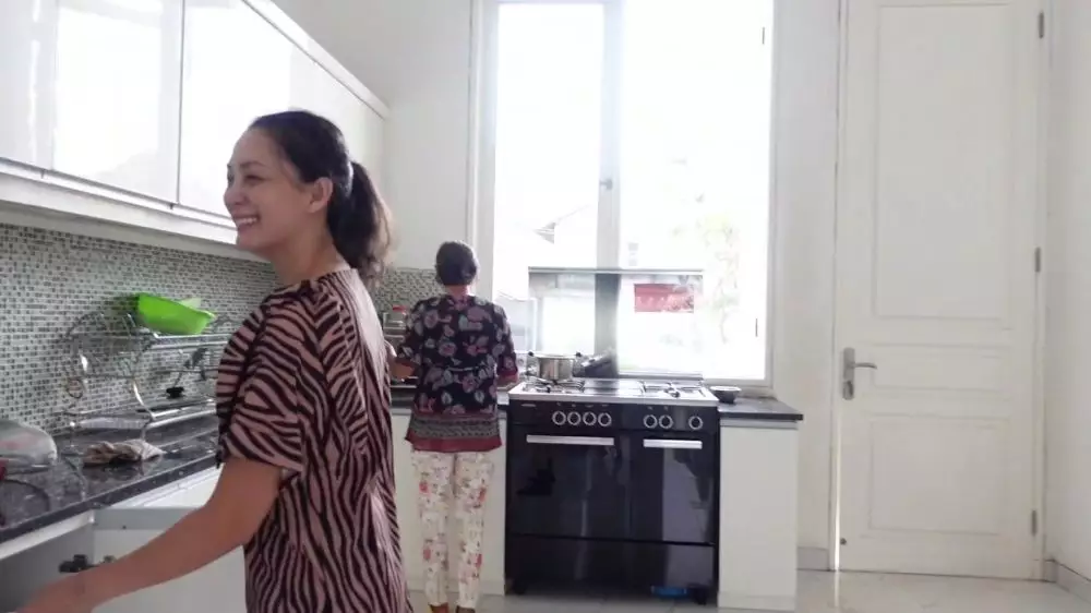 dapur rumah della puspita © 2025 YouTube