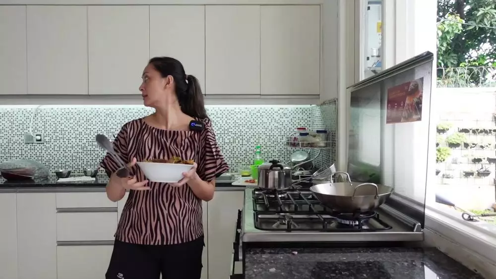 dapur rumah della puspita © 2025 YouTube