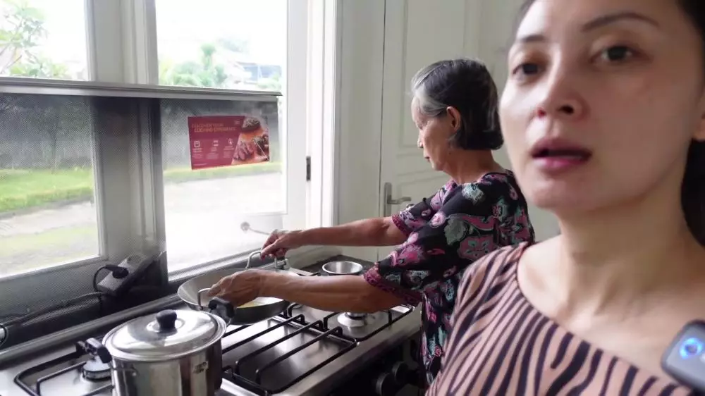 dapur rumah della puspita © 2025 YouTube