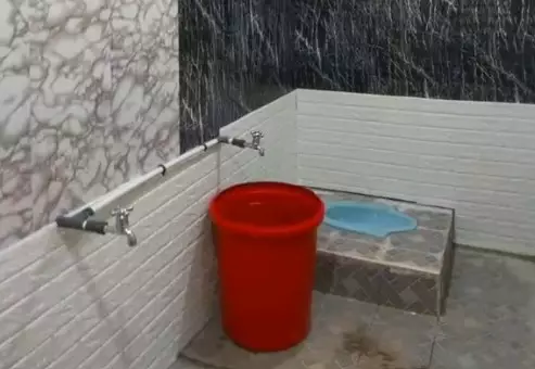 makeover kamar mandi dinding seng jelek jadi bagus © 2025 TikTok