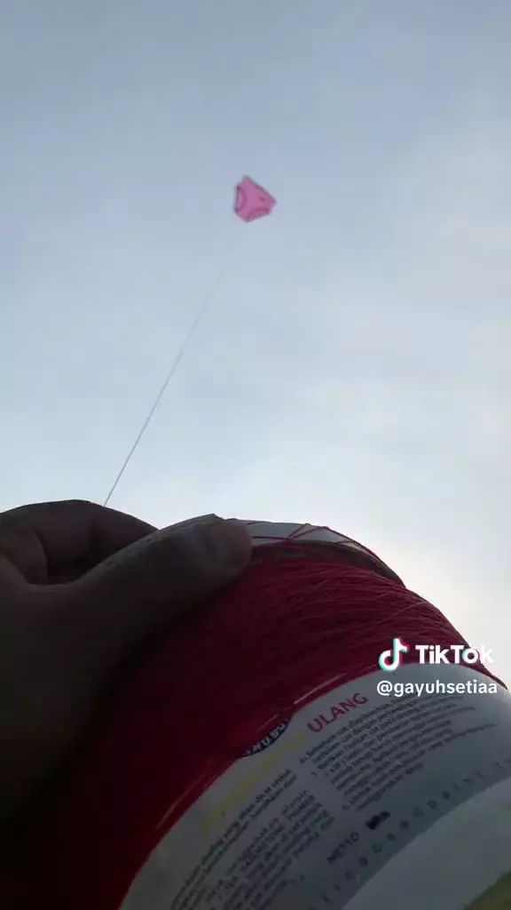Layangan mirip pakaian dalam © TikTok Layangan mirip pakaian dalam © TikTok