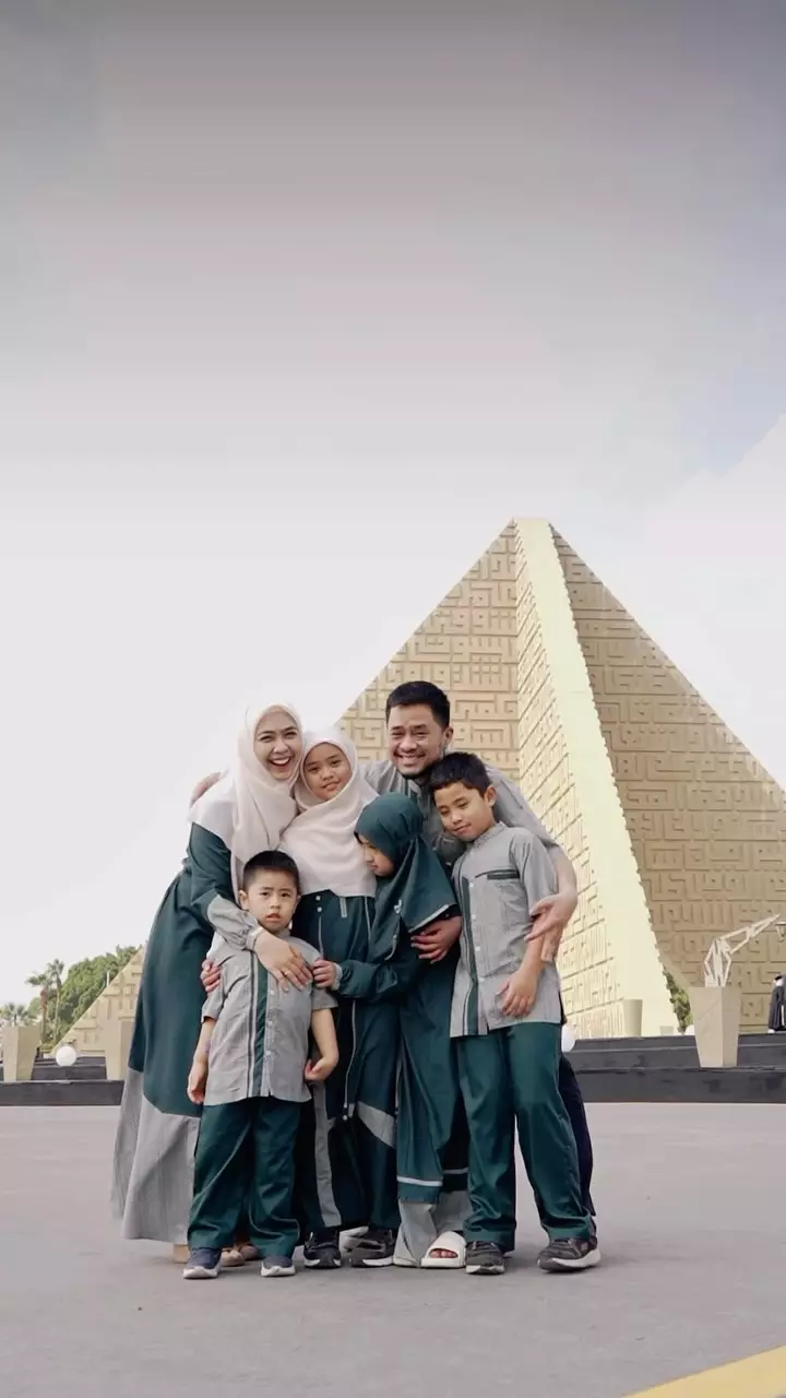 Oki Setiana Dewi beri tanggapan rumah tangga © Berbagai sumber Oki Setiana Dewi beri tanggapan rumah tangga © Berbagai sumber