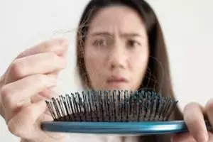 Bukan pakai minyak argan, begini cara pudarkan rambut beruban agar kembali hitam pakai 1 sumber karbo