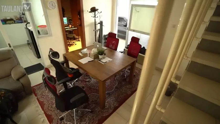 ruang kerja Rizky Febian minimalis © YouTube