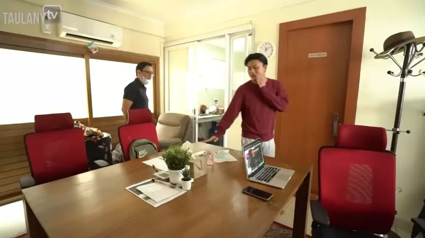 ruang kerja Rizky Febian minimalis © YouTube